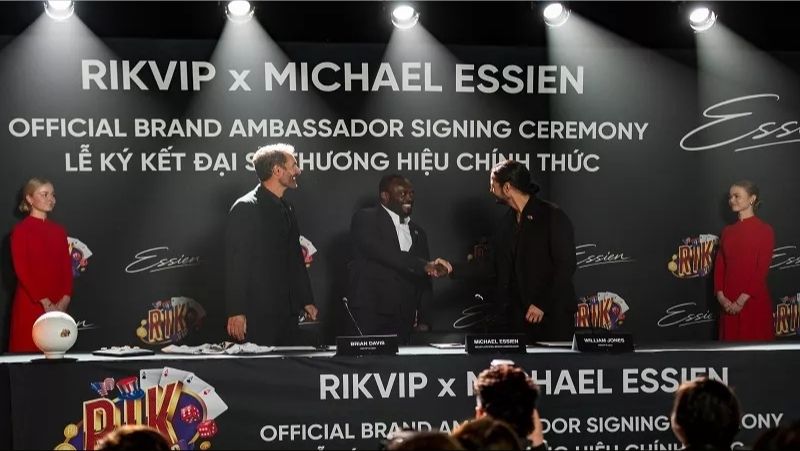 Michael Essien đại sứ thương hiệu Rikvip